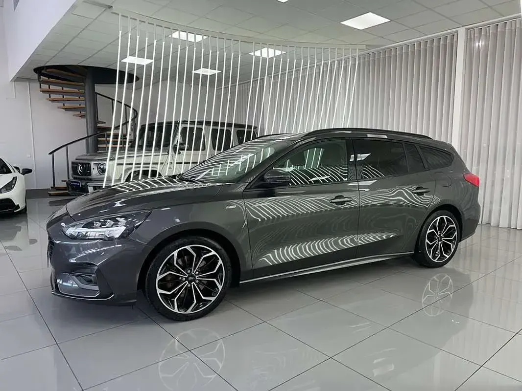 Usado Ford Focus ST-Line 120 CV (88 kW) 2021 Gris Utilitario