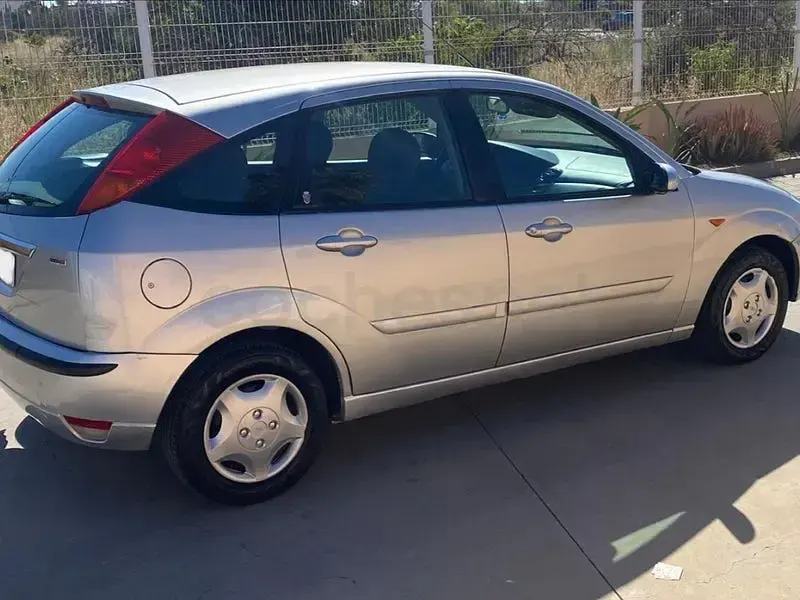Usado Ford Focus Ghia 100 CV (73 kW) 2003 Gris / plata Berlina