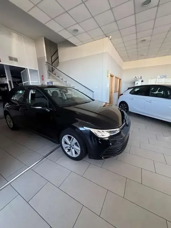 Usado VW Golf VIII Life 150 CV (110 kW) 2022 Negro Utilitario