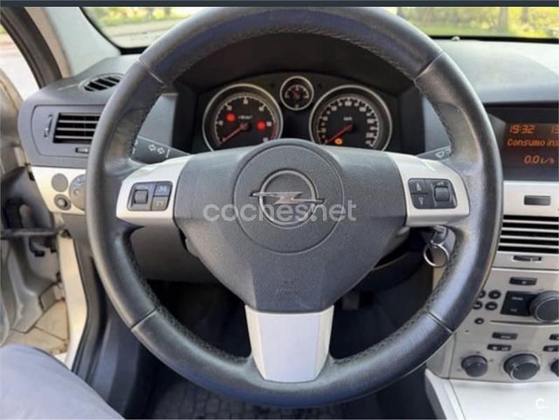 Używany Opel Astra Enjoy 100 KM (73 kW) 2007 Szary Sedan/Limuzyna