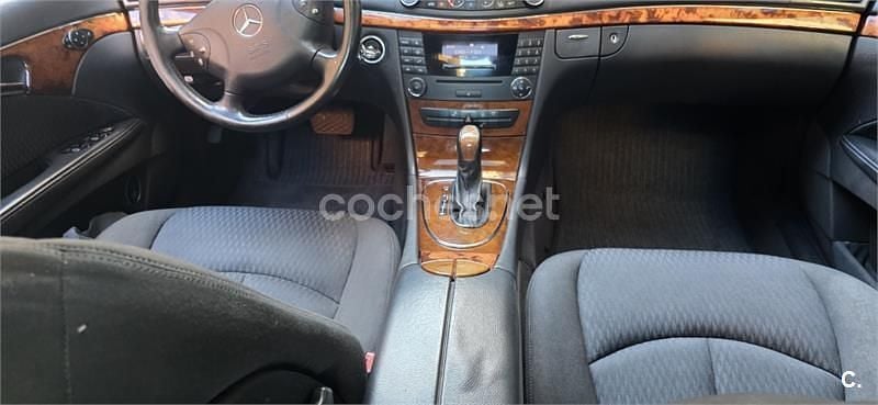 Usado Mercedes E220 Elegance 150 CV (110 kW) 2005 Azul Berlina