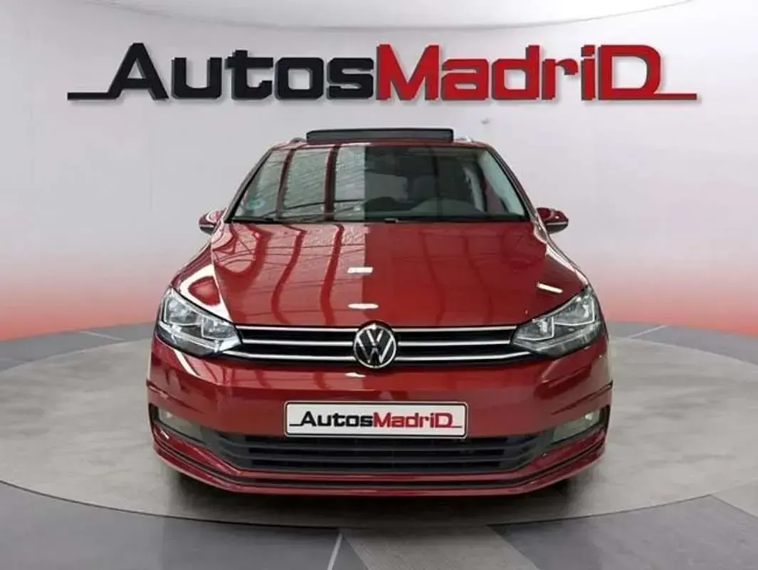 Usado VW Touran Advance 150 CV (110 kW) 2021 Rojo Monovolumen