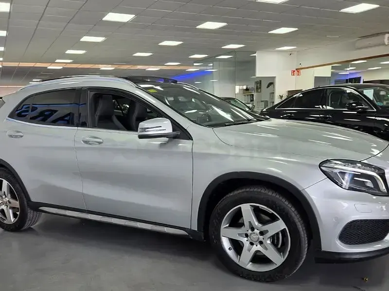 Usado Mercedes GLA220 AMG line 177 CV (130 kW) 2016 Gris / plata SUV