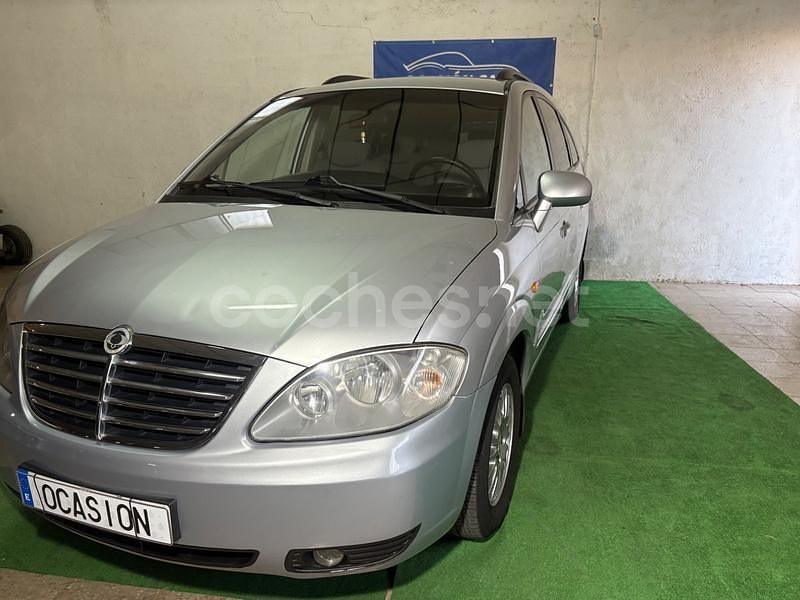 Usado Ssangyong (KGM) Rodius Limited 165 CV (121 kW) 2010 Gris / plata Monovolumen