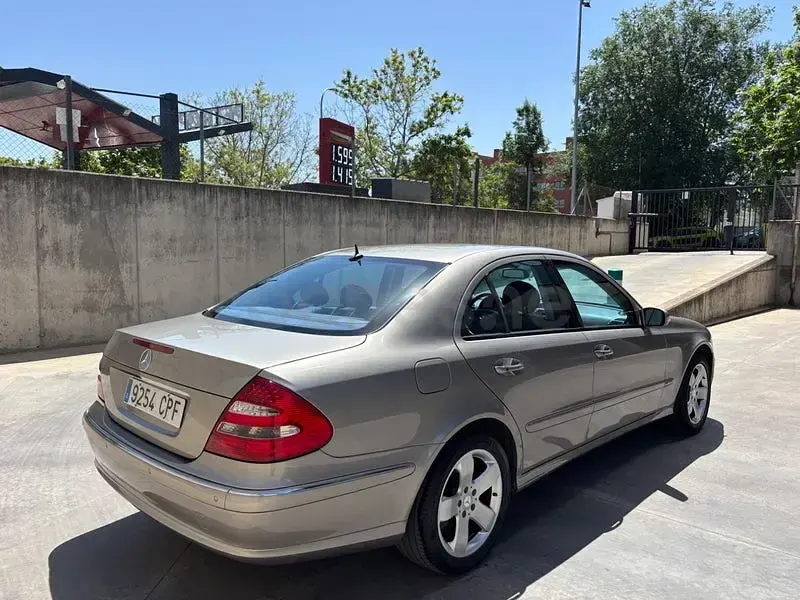 Usado Mercedes E500 Avantgarde 306 CV (225 kW) 2004 Beige Berlina