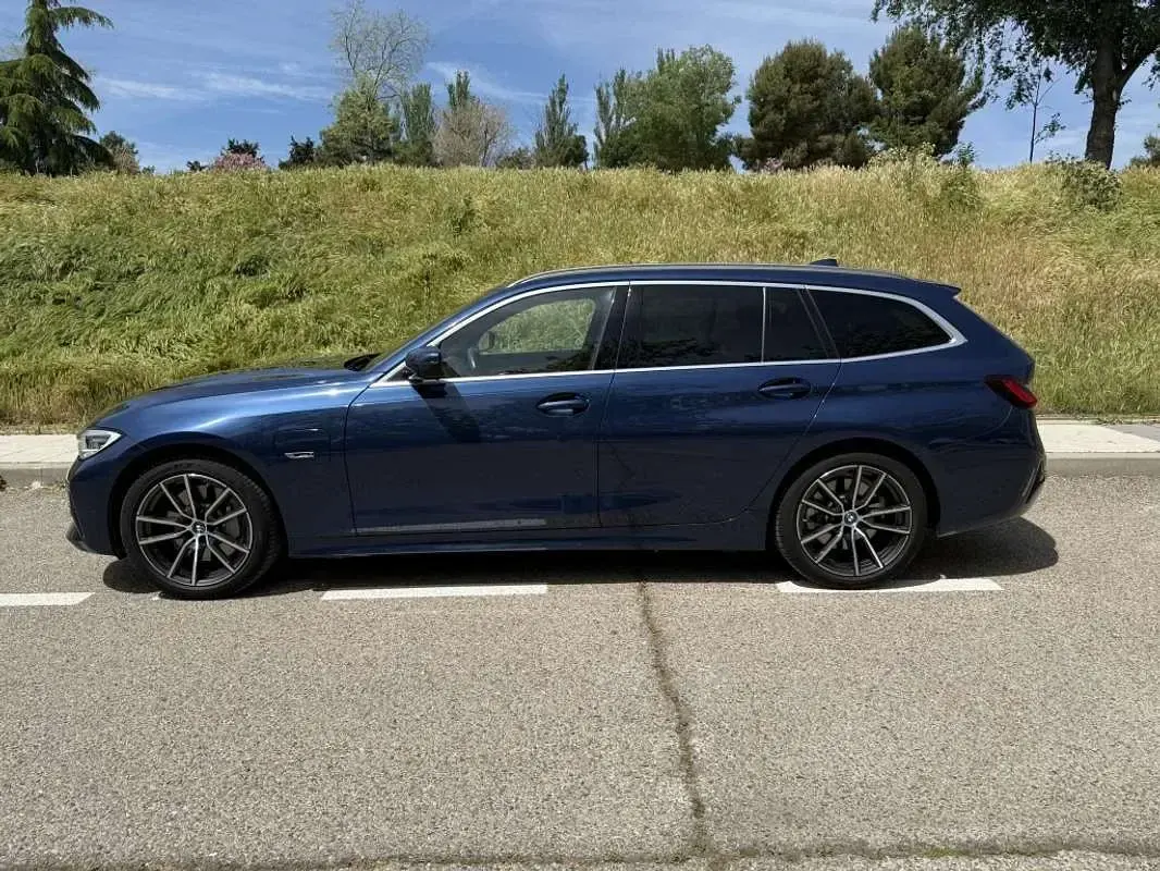 Usado BMW 330e Comfort Edition 292 CV (214 kW) 2022 Azul Familiar