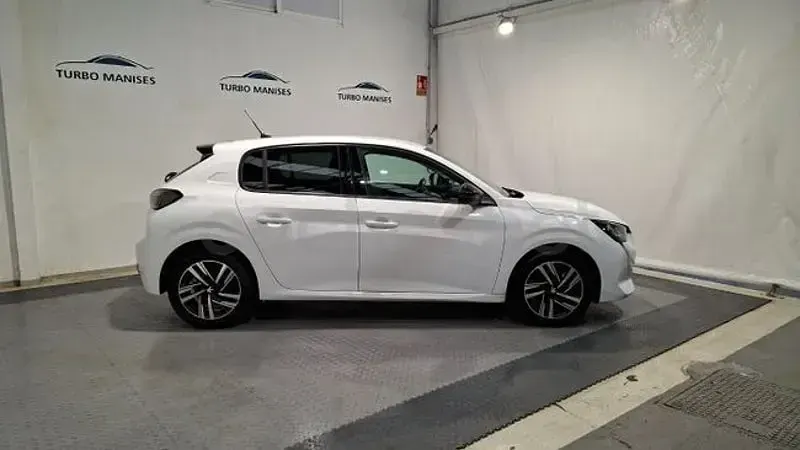 Usado Peugeot 208 Allure 100 CV (73 kW) 2023 Blanco Utilitario