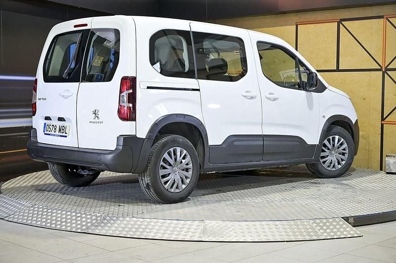 Usado Peugeot Rifter Active 100 CV (73 kW) 2022 Blanco Monovolumen