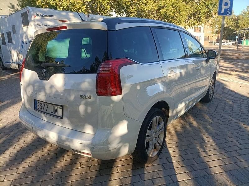 Usado Peugeot 5008 Allure 120 CV (88 kW) 2016 Blanco Monovolumen