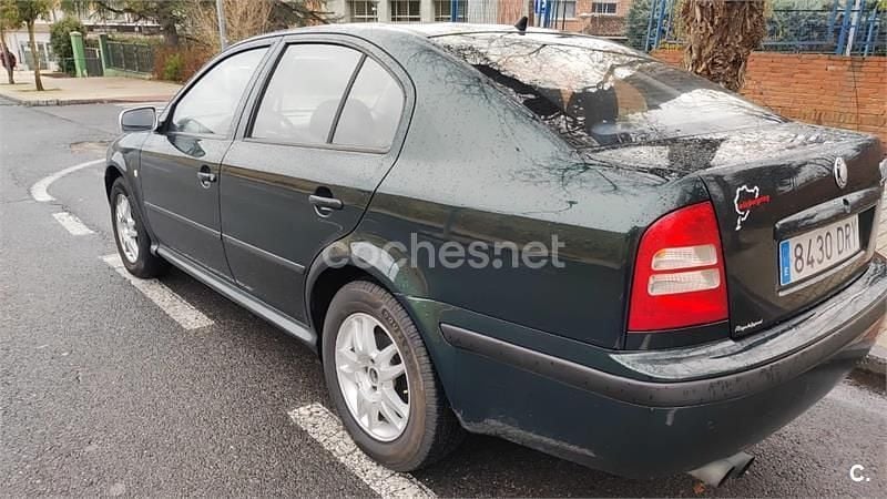 Verde Usado 2004 Skoda Octavia Ambiente Berlina | 2500 € (Precio justo) - Imagen 1/4