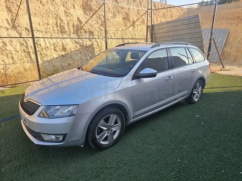 Usado Skoda Octavia Ambition 110 CV (80 kW) 2016 Gris / plata Familiar
