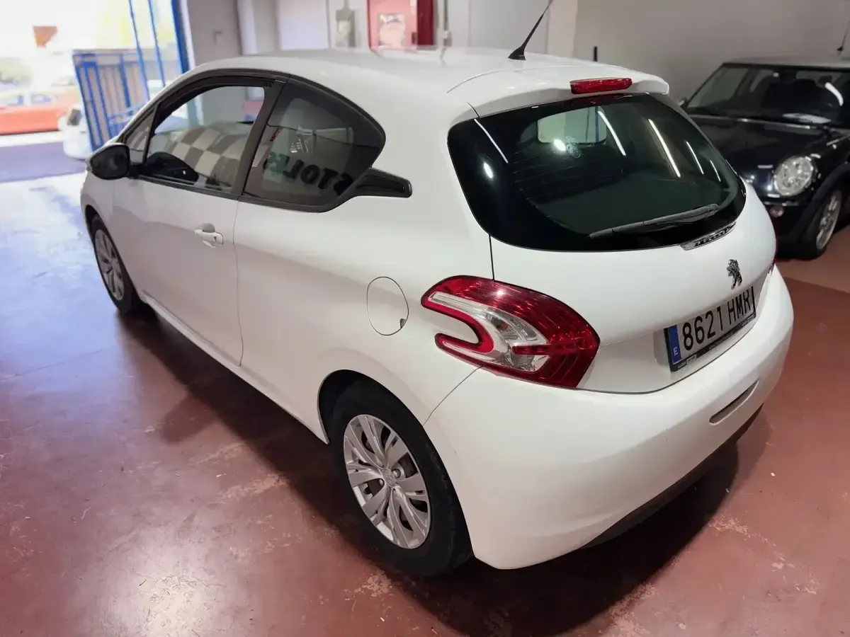 Usado Peugeot 208 Allure 82 CV (60 kW) 2012 Blanco Utilitario