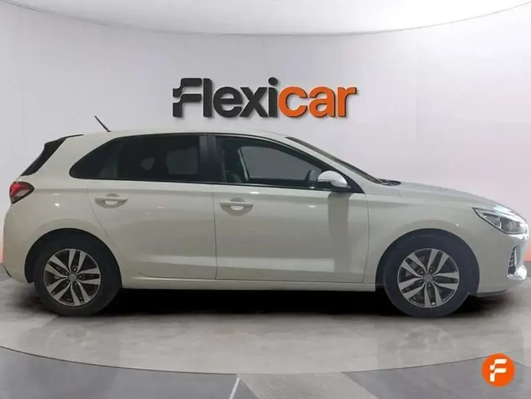 Usado Hyundai i30 110 CV (80 kW) 2018 Blanco Utilitario
