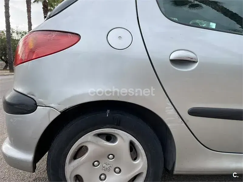 Usado Peugeot 206 70 CV (51 kW) 2003 Gris / plata Berlina