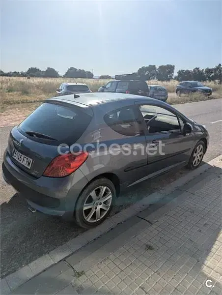 Usado Peugeot 207 70 CV (51 kW) 2008 Gris / plata Berlina