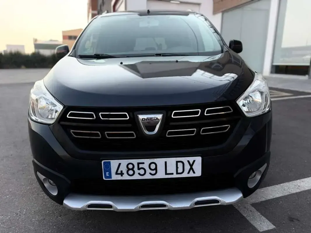 Usado Dacia Lodgy Comfort 116 CV (85 kW) 2020 Negro Monovolumen