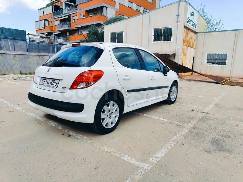 Usado Peugeot 207 70 CV (51 kW) 2011 Blanco Berlina