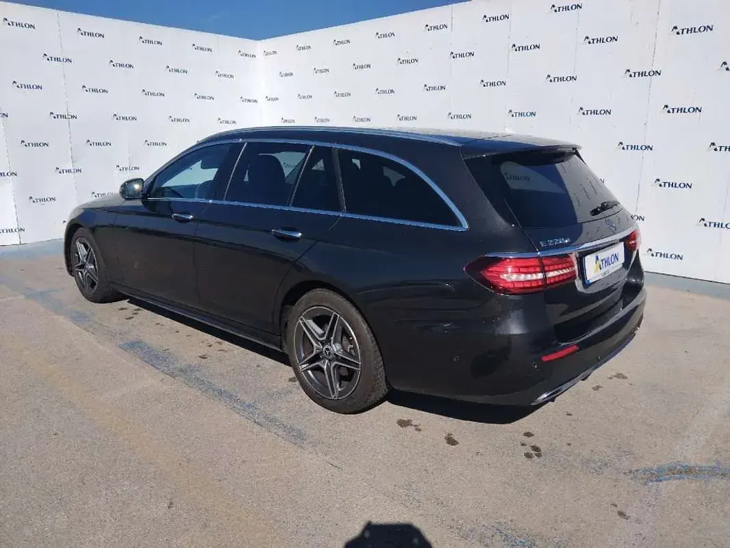 Usado Mercedes E220 194 CV (142 kW) 2021 Gris Familiar