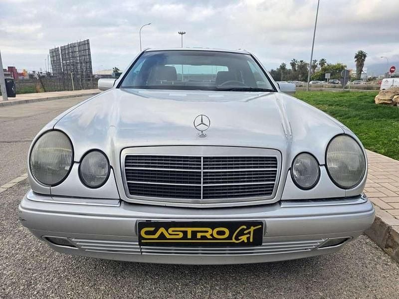 Usado Mercedes E300 Elegance 177 CV (130 kW) 1999 Gris Berlina