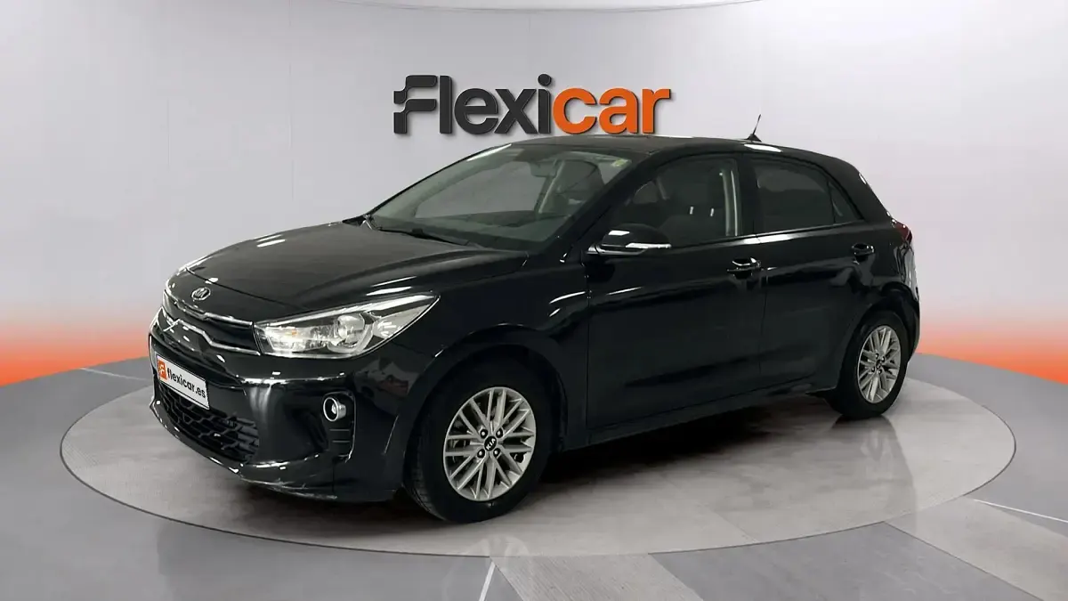 Usado Kia Rio 101 CV (74 kW) 2018 Negro Berlina