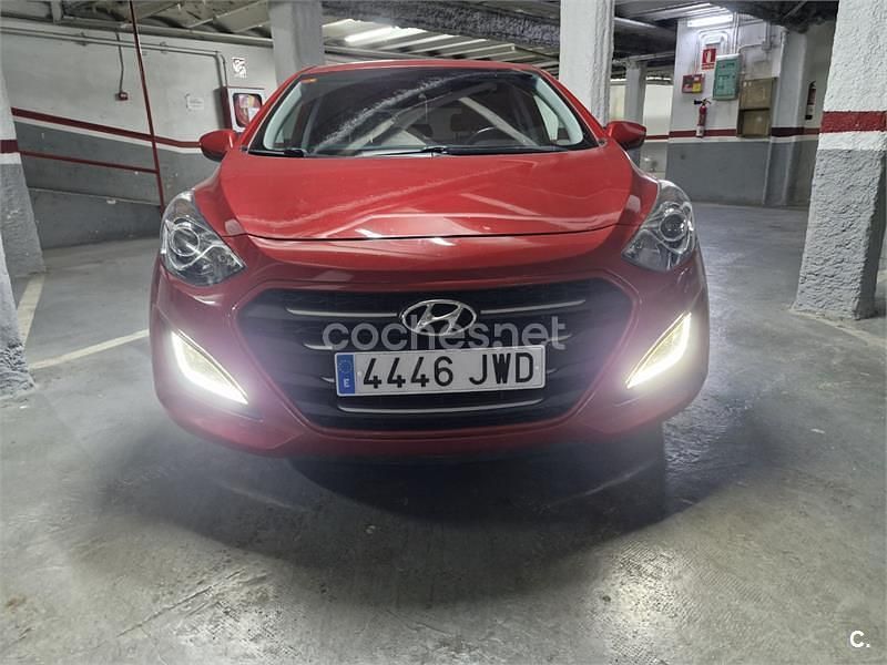 Usado Hyundai i30 100 CV (73 kW) 2017 Rojo Berlina