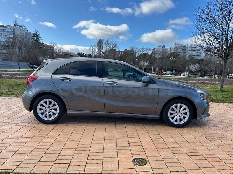 Usado Mercedes A180 109 CV (80 kW) 2017 Gris / plata Berlina