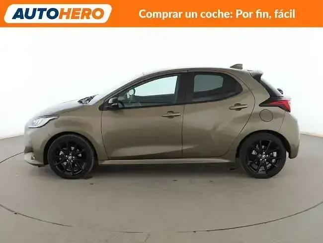 Usado Toyota Yaris Plus 116 CV (85 kW) 2022 Gris Utilitario