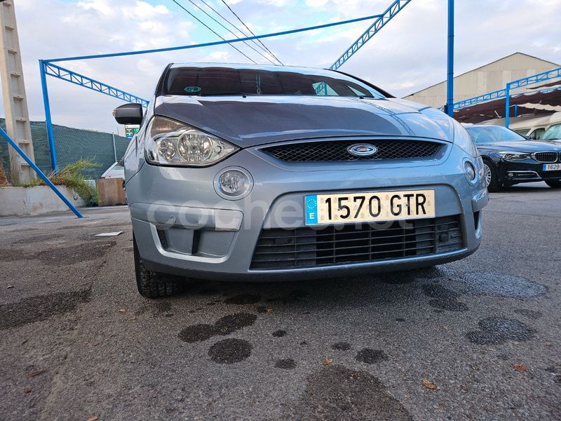 Usado Ford S-MAX Trend 145 CV (106 kW) 2010 Gris / plata Monovolumen