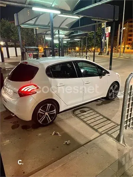 Usado Peugeot 208 GT-line 100 CV (73 kW) 2016 Blanco Utilitario