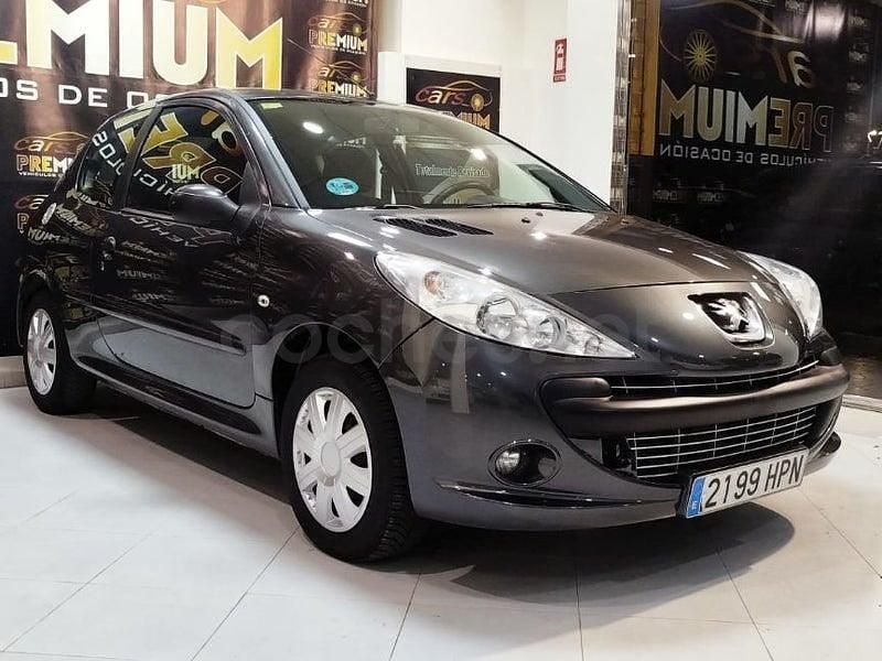 Usado Peugeot 206 60 CV (44 kW) 2012 Gris / plata Berlina
