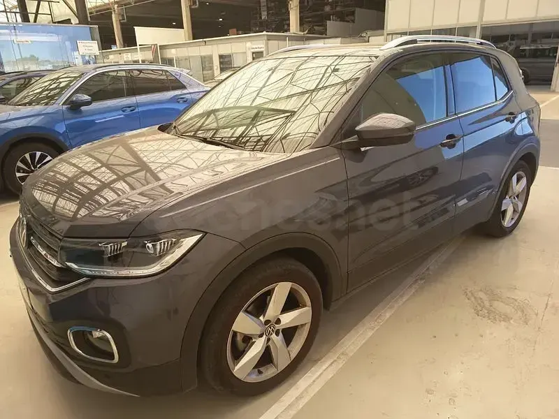 Usado VW T-Cross Sportline 110 CV (80 kW) 2022 Gris / plata SUV