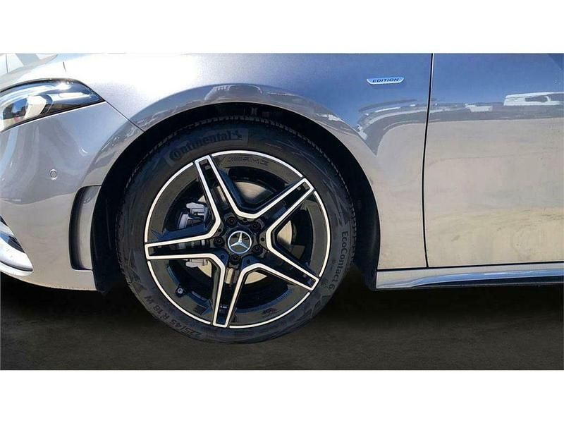 Usado Mercedes A180 AMG line 116 CV (85 kW) 2022 Gris montaña Berlina