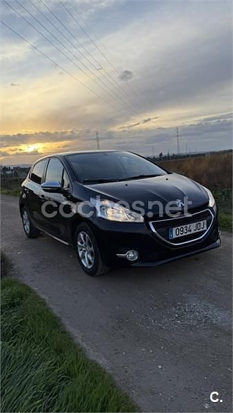 Violeta / lila Usado 2015 Peugeot 208 Access Utilitario | 5990 € (Buen precio) - Imagen 1/4