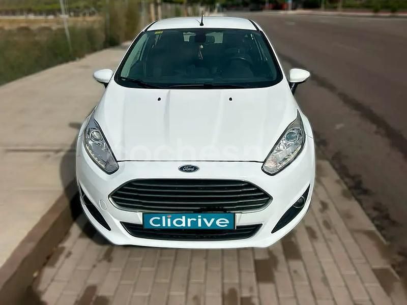 Usado Ford Fiesta Titanium 95 CV (69 kW) 2014 Blanco Utilitario