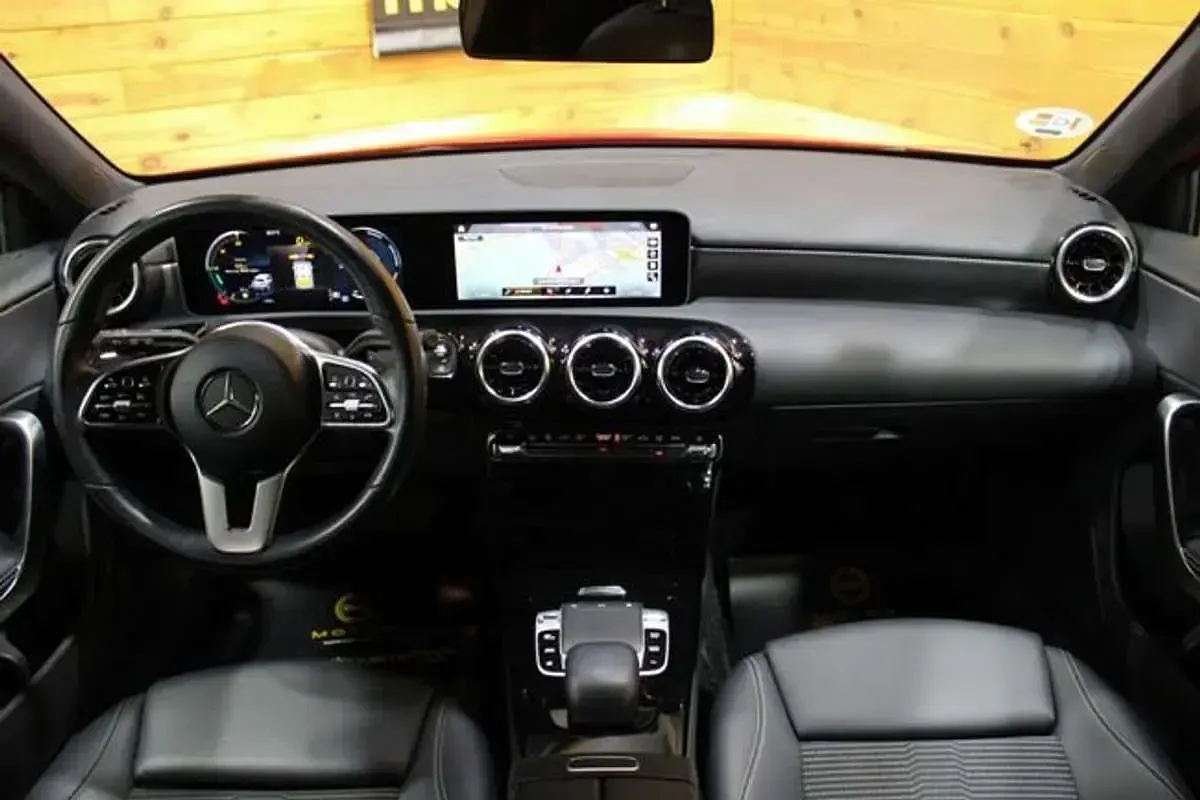 Usado Mercedes A180 109 CV (80 kW) 2019 Rojo Utilitario