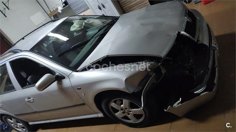 Usado Skoda Octavia Elegance 110 CV (80 kW) 2001 Gris / plata Familiar