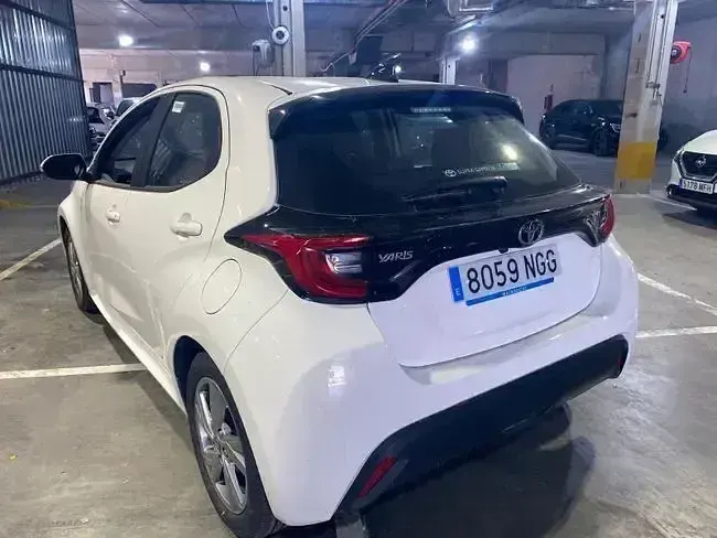 Usado Toyota Yaris Active 115 CV (84 kW) 2025 Blanco Utilitario
