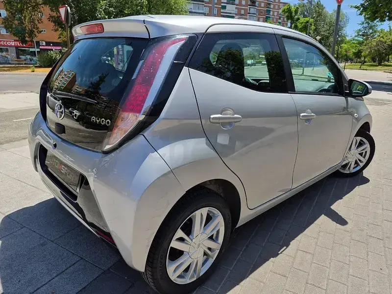 Usado Toyota Aygo X-cite 69 CV (50 kW) 2016 Gris / plata Utilitario