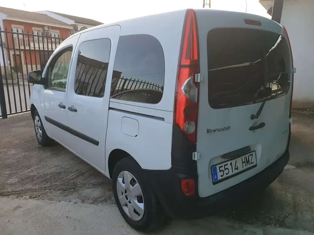 Usado Renault Kangoo 75 CV (55 kW) 2012 Blanco Monovolumen