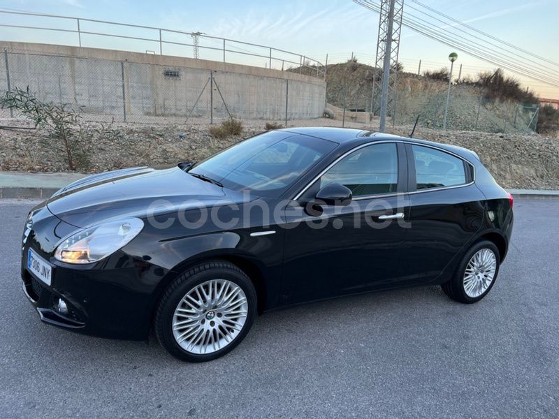 Negro Usado 2016 Alfa Romeo Giulietta Edizione Speciale Utilitario | 8999 € (Super precio) - Imagen 1/4