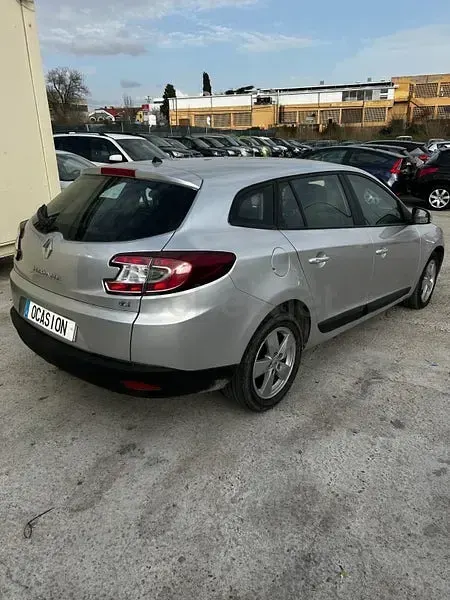 Usado Renault Mégane III Dynamique 130 CV (95 kW) 2012 Gris / plata Berlina