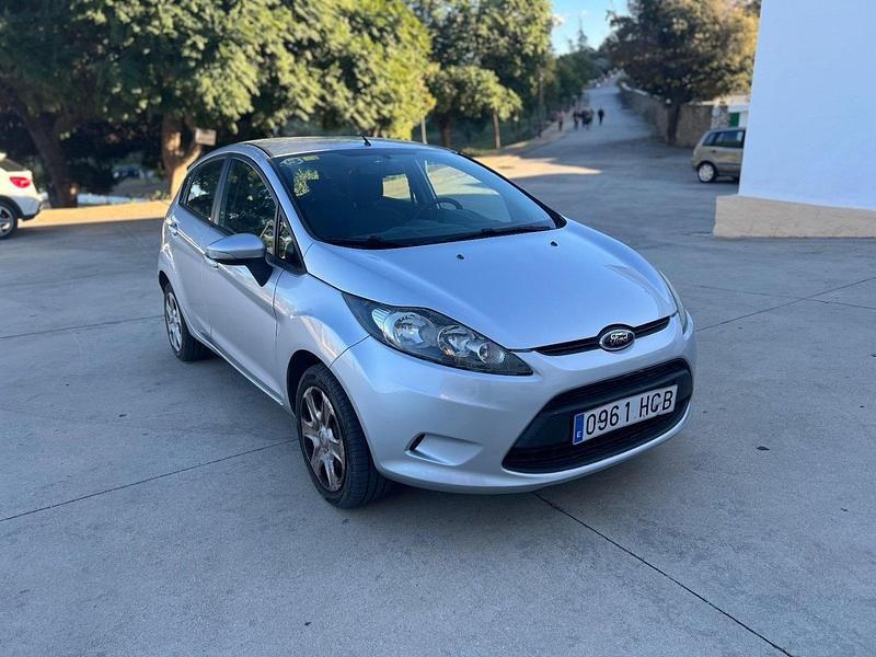 Usado Ford Fiesta 70 CV (51 kW) 2011 Gris plata Utilitario