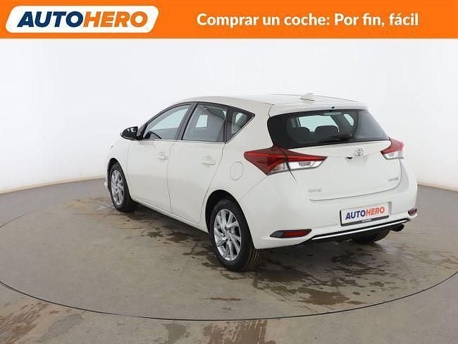 Usado Toyota Auris Active 116 CV (85 kW) 2015 Blanco Berlina