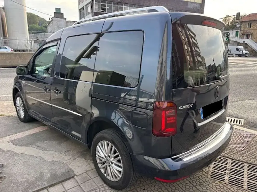 Usado VW Caddy Trendline 150 CV (110 kW) 2017 Gris Monovolumen