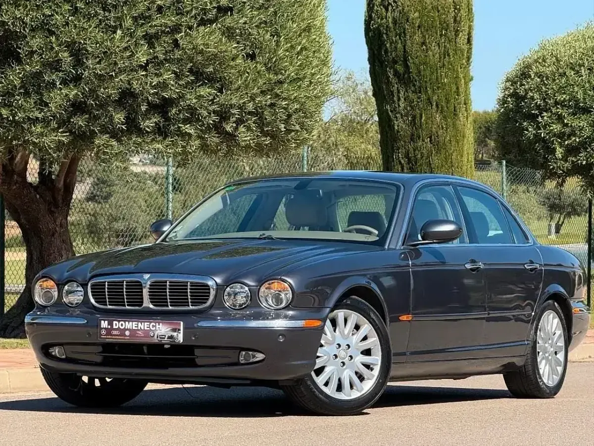 Usado Jaguar XJ8 Executive 300 CV (220 kW) 2004 Gris / plata Berlina