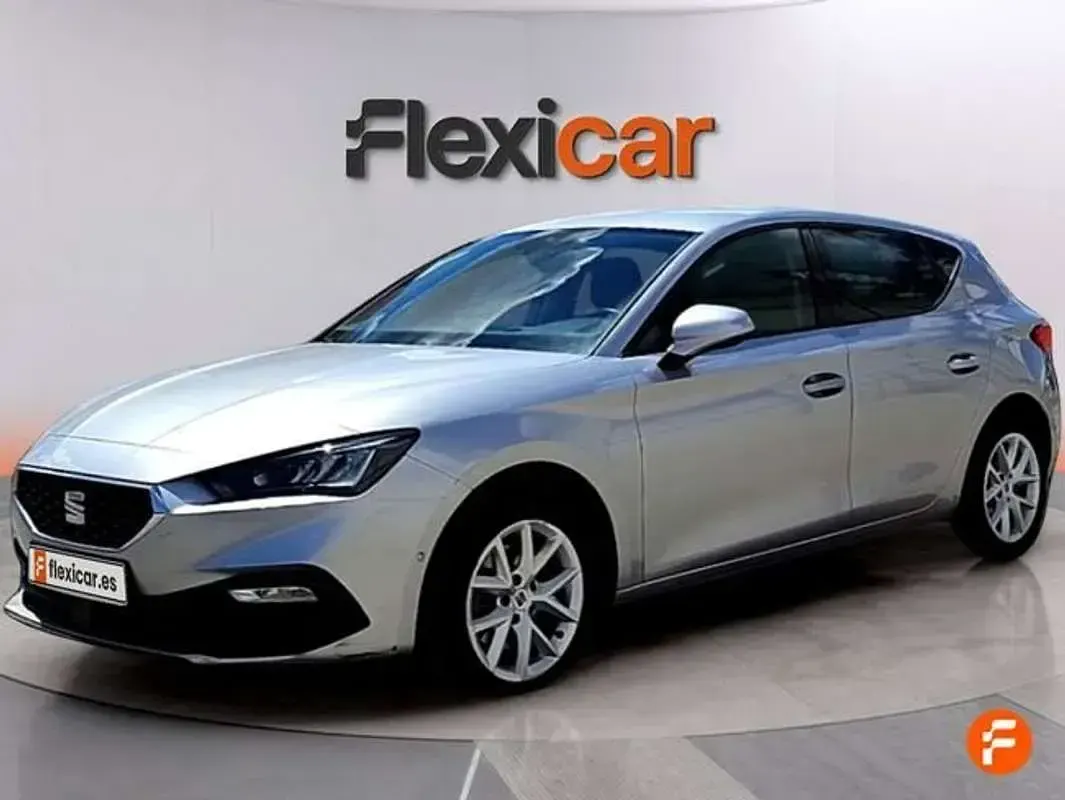 Usado Seat Leon Style 131 CV (96 kW) 2023 Gris Utilitario