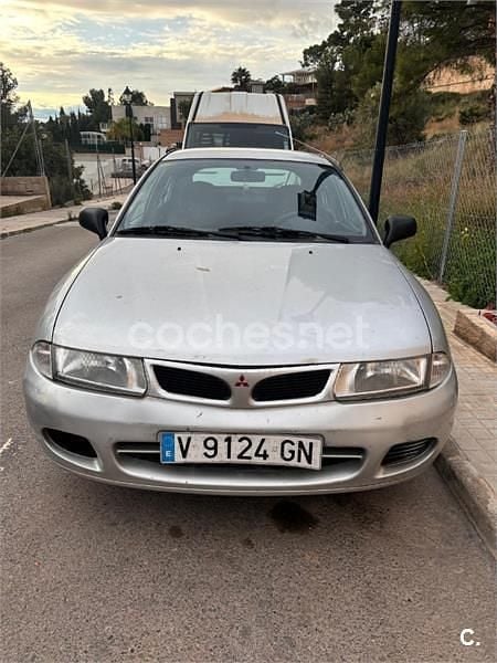 Usado Mitsubishi Carisma 100 CV (73 kW) 1999 Gris / plata Berlina
