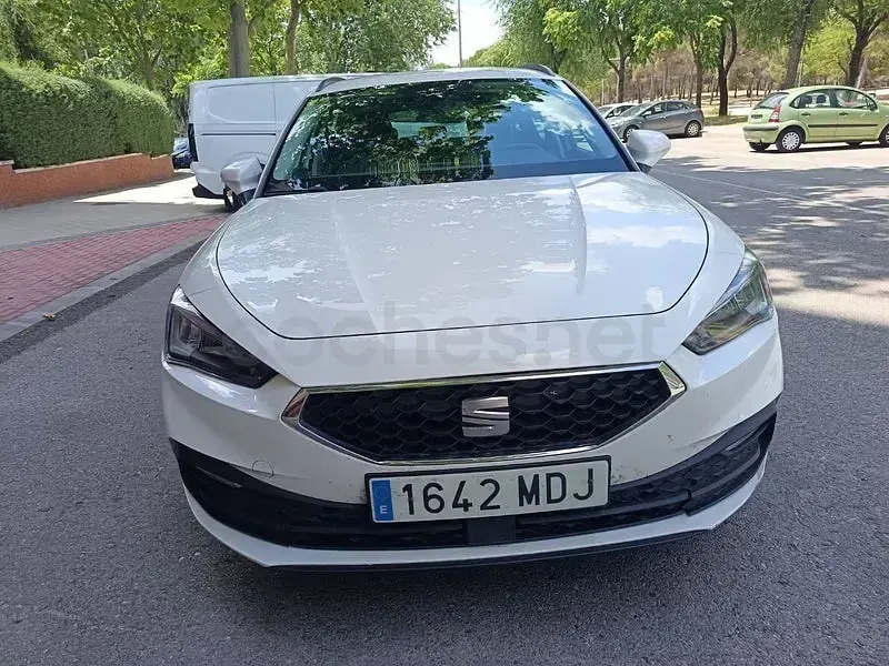 Usado Seat Leon Style 130 CV (95 kW) 2023 Blanco Familiar