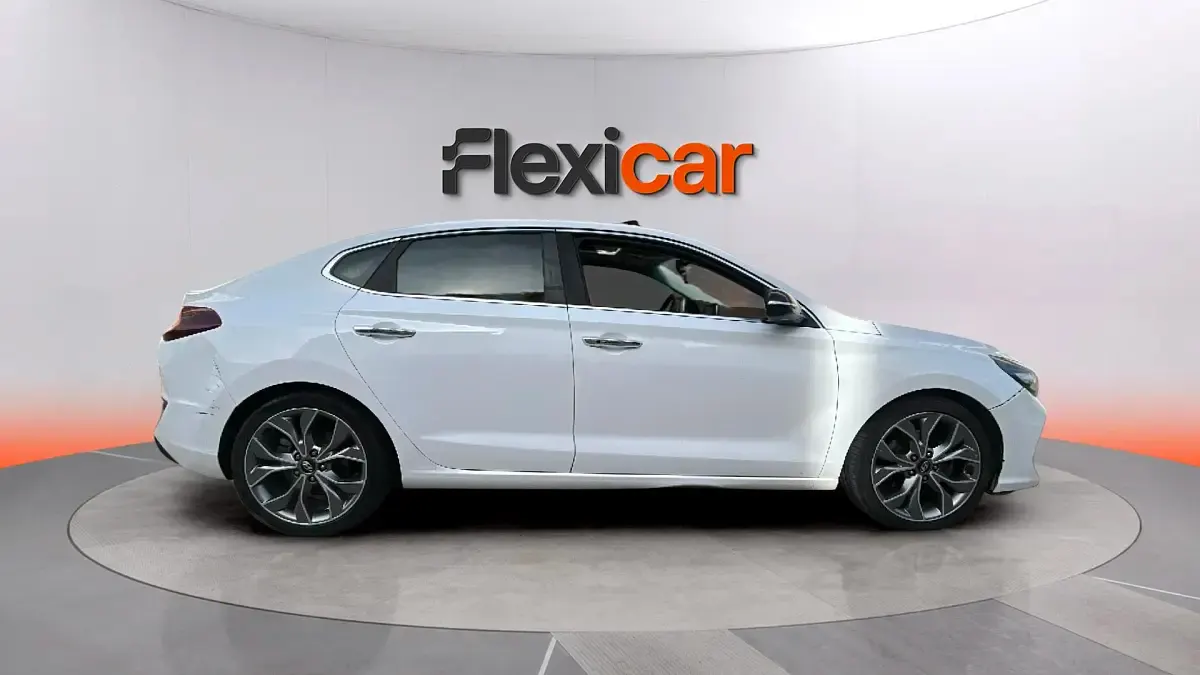 Usado Hyundai i30 140 CV (102 kW) 2018 Blanco Berlina