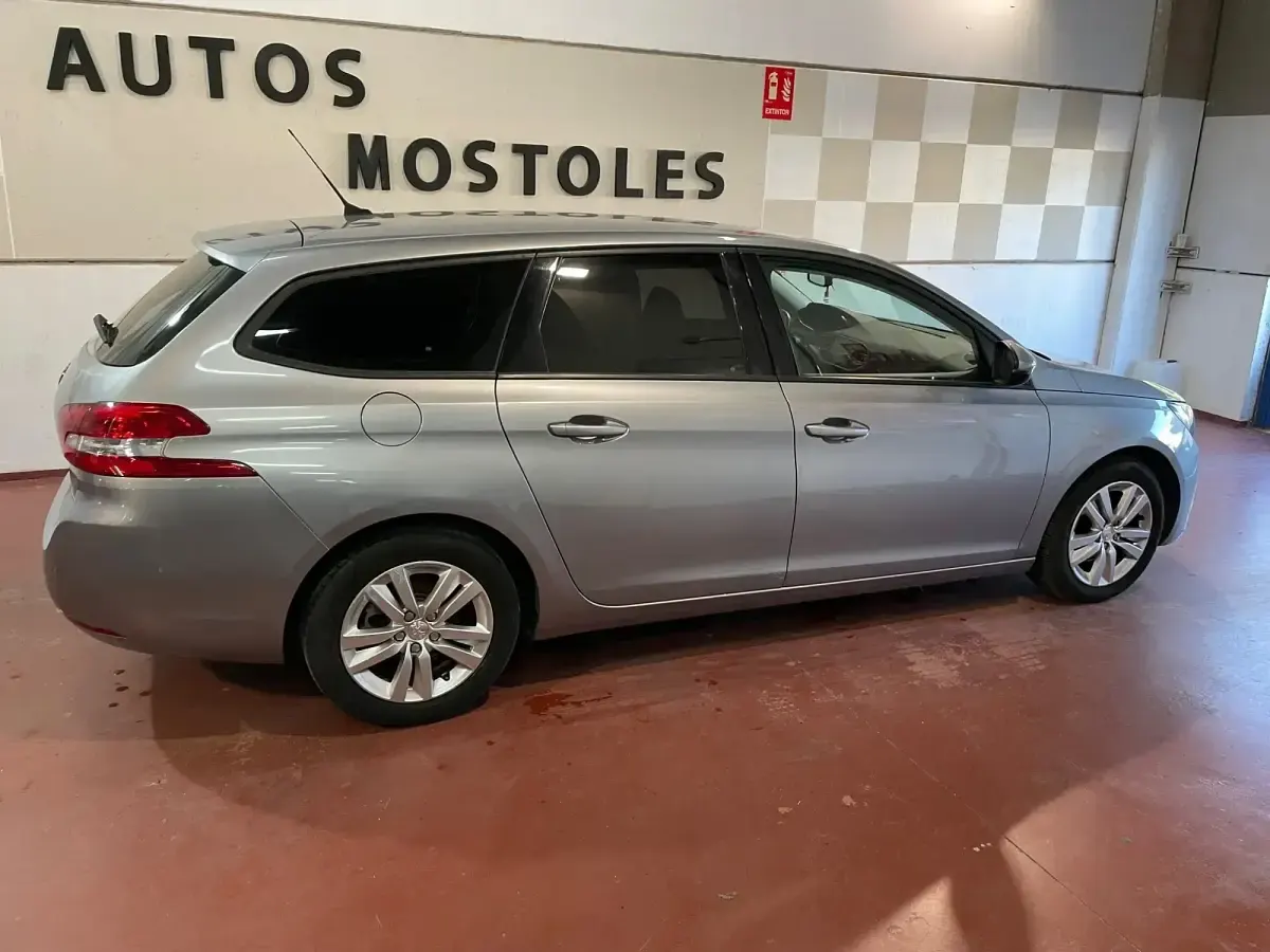 Usado Peugeot 308 SW Active 120 CV (88 kW) 2016 Gris / plata Familiar